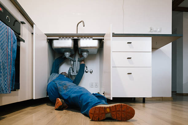 Professional Emergency Plumber technician working in Yale, IA